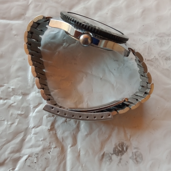 Vintage Timex Diver Watch Mens Silver Tone Black Dial Date Window Manual Wind - Picture 4 of 7